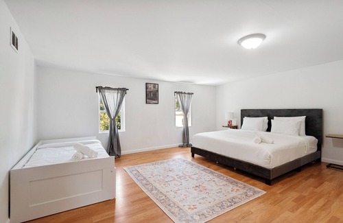 The Gate Boat Rental | Charming DTWN Getaway w/carport King Bd Sleeps 10