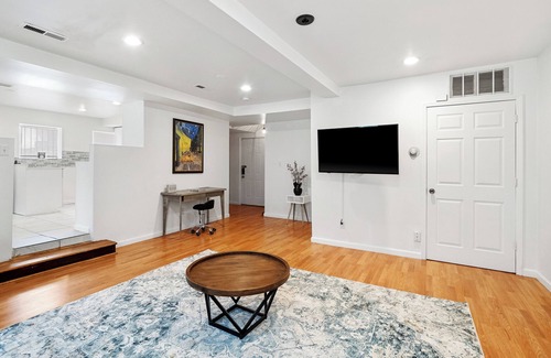 The Gate Boat Rental | Charming DTWN Getaway w/carport King Bd Sleeps 10