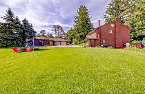 Pefferlaw House | Charming Dual-House in Georgina