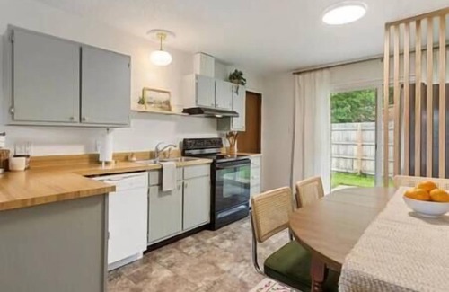 Champaign House | Charming Duplex, King Bed, Quiet Area, Near UIUC