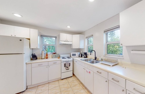 Parkside House | Charming duplex with enclosed yard, fast WiFi, full kitchen, & W/D