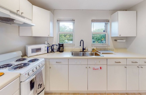 Parkside House | Charming duplex with enclosed yard, fast WiFi, full kitchen, & W/D