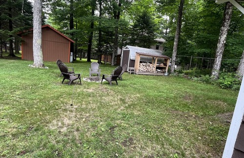 Eagle Bay Cottage | Charming Eagle Bay Cottage — 2 min walk to private Fourth Lake beach!