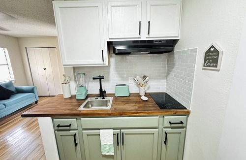 Spring Hill Apartment | Charming efficiency with WiFi and AC in Spring Hill