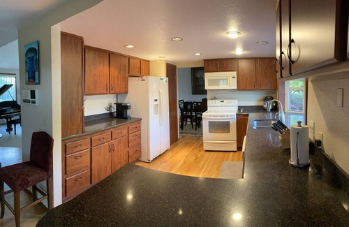 Enumclaw House | Charming Enumclaw rambler near Mount Rainier and Crystal Mountain Ski Area