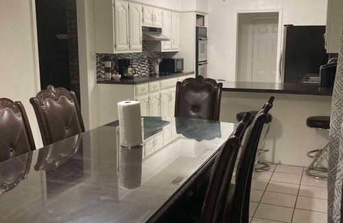 Mount Pleasant House | "Charming Escape: King & Queen Beds in a Quiet Neighborhood!