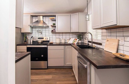 Lansing House | Charming Executive 3Bed-2Full Bath HOME - McLaren-Sparrow /Breslin n