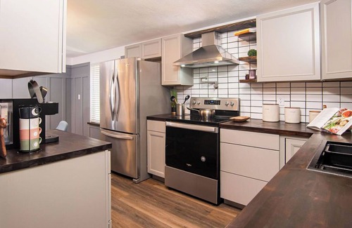 Lansing House | Charming Executive 3Bed-2Full Bath HOME - McLaren-Sparrow /Breslin n