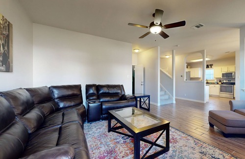Helotes House | Charming family friendly home, enclosed backyard & 20 miles from San Antonio