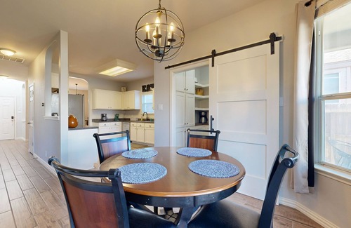 Helotes House | Charming family friendly home, enclosed backyard & 20 miles from San Antonio