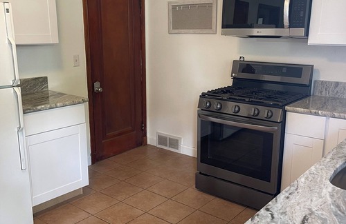 South Beloit House | Charming Family house sleeps 8, close to Roscoe, Rockford, Beloit, Janesville