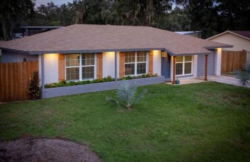 Seffner Community Alliance House | Charming Family Oasis ~ Dog-Friendly ~ Backyard