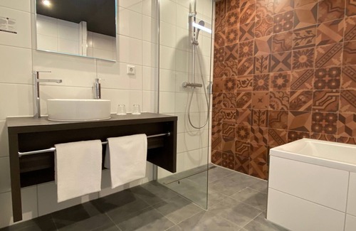 Emmen Hotel | Charming Family Stay | Near Wildlands Zoo, Emmen City Center Fun & Cultural Spot