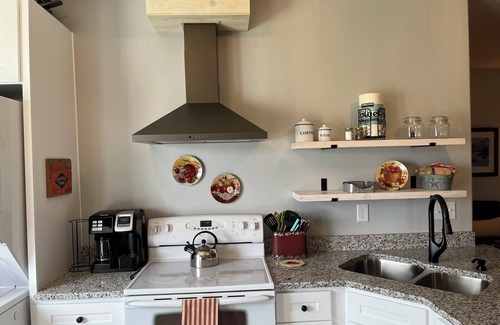 East Wenatchee Apartment | Charming farmhouse-style 1 bedroom apartment with hottub