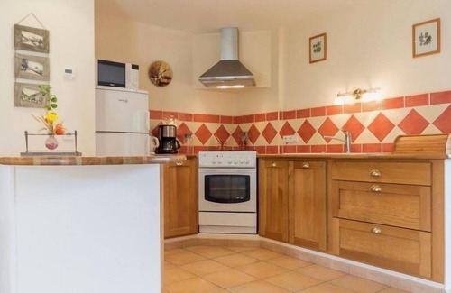 Les Touches Cottage | Charming Farmhouse Getaway with Modern Amenities, Near Lake Vioreau