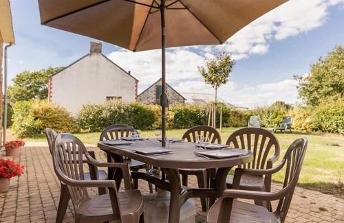 Les Touches Cottage | Charming Farmhouse Getaway with Modern Amenities, Near Lake Vioreau