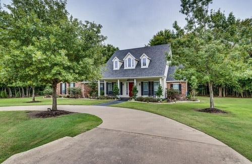 Waxahachie House | Charming farmhouse-style home on 3 acres with forest trails and seasonal creek