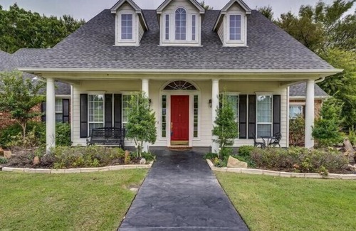 Waxahachie House | Charming farmhouse-style home on 3 acres with forest trails and seasonal creek