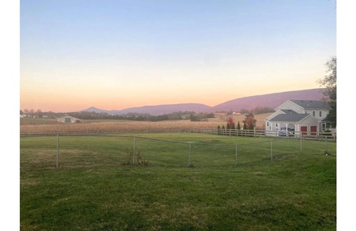 Singers Glen House | Charming Farmhouse w King Bed Hot Tub & EV Charger