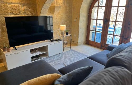 Sannat House | Charming Farmhouse with Pool