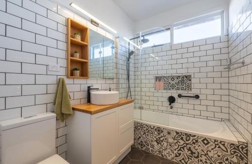 Devonport House | Charming Fig Tree Cottage with WiFi & Parking