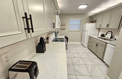 Colonialtown South House | Charming Foodie Lovers Duplex walk to Mills50 - sleeps 10