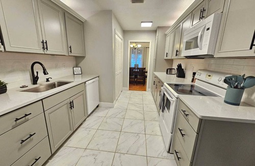 Colonialtown South House | Charming Foodie Lovers Duplex walk to Mills50 - sleeps 10