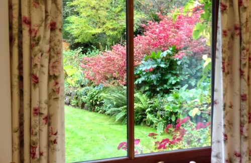 Saint Kew Cottage | Charming former coach house in an idyllic woodland garden, 300m from St Kew Inn.