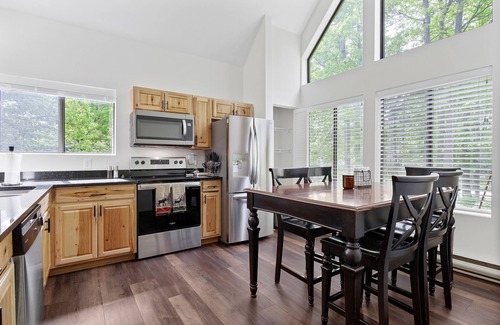 Jefferson Township House | Charming Getaway 4BR 3Bath Hot Tub