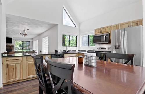 Jefferson Township House | Charming Getaway 4BR 3Bath Hot Tub