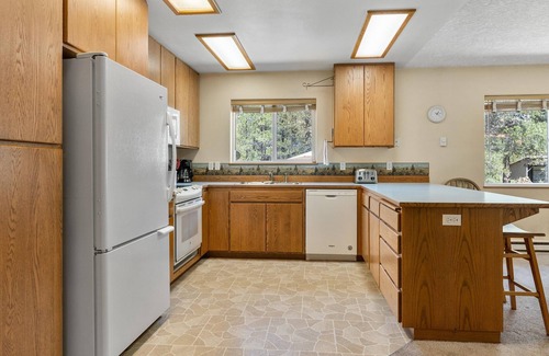 La Pine House | Charming Getaway in the Pines
