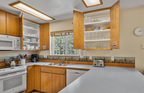 La Pine House | Charming Getaway in the Pines