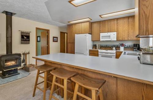 La Pine House | Charming Getaway in the Pines