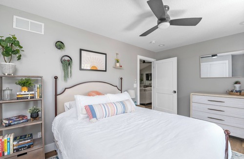Le Claire House | CHARMING GETAWAY JUST 1 BLOCK FROM DOWNTOWN LECLAIRE IOWA