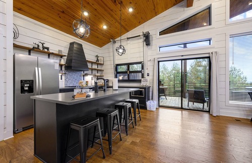 Broken Bow Cabin | Charming Getaway with views come, relax & recharge, Hot Tub, FirePit, Lake