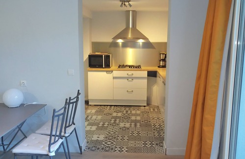 Castelnau-le-Lez Apartment | Charming gîte with large swimming pool, surrounded by vineyards, close to beaches.