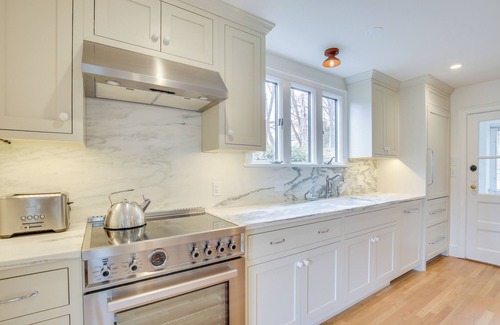 Cos Cob House | Charming Greenwich Escape Near Wooded Trails!