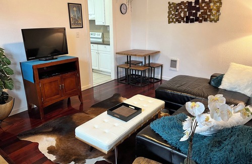Vancouver House | Charming guesthouse minutes from downtown Vancouver -pet friendly
