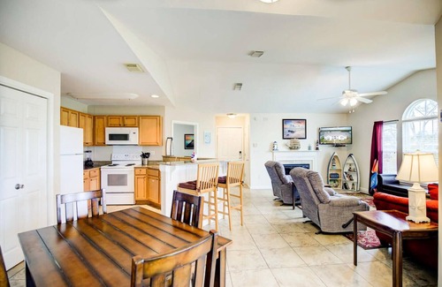 Gulf Shores Apartment | Charming Gulf Shores 2BR Condo w/Hot Tub & Pool