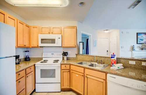 Gulf Shores Apartment | Charming Gulf Shores 2BR Condo w/Hot Tub & Pool