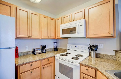 Gulf Shores Apartment | Charming Gulf Shores 2BR Condo w/Hot Tub & Pool