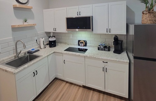 Athens Apartment | Charming Hideaway 1br apartment 3mi to UGA, Huge Deck w/BBQ,HotTub,Fire Pit, TV