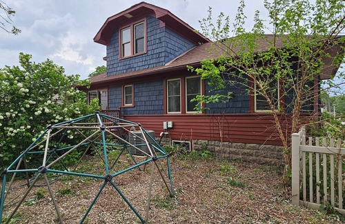 La Crosse House | Charming hideaway close to downtown