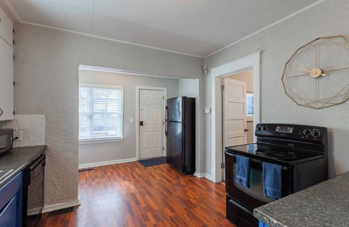West Plaza House | Charming Hideaway Near Food and Fun 15