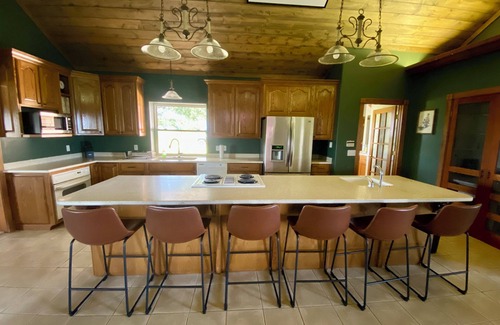 Blossom Cabin | Charming Hilltop Hideaway Lodge in Blossom TX-4 bedroom- Sleeps up to 25