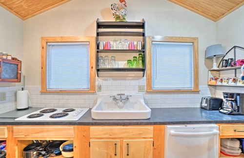 Medicine Park Cottage | Charming Hilltop Cottage in Medicine Park!