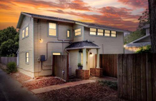 Lakeland House | Charming Historic 2-story Carriage House located in Downtown Lakeland walking distance from FSC!