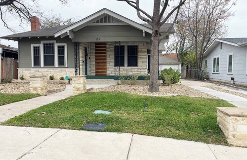 Eastside Promise Neighborhood House | Charming Historic 3-bedroom house with AC and WiFi in amazing San Antonio