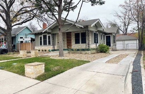 Eastside Promise Neighborhood House | Charming Historic 3-bedroom house with AC and WiFi in amazing San Antonio