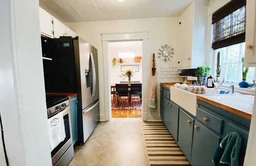 Franklin Cottage | Charming Historic Cottage downtown Franklin